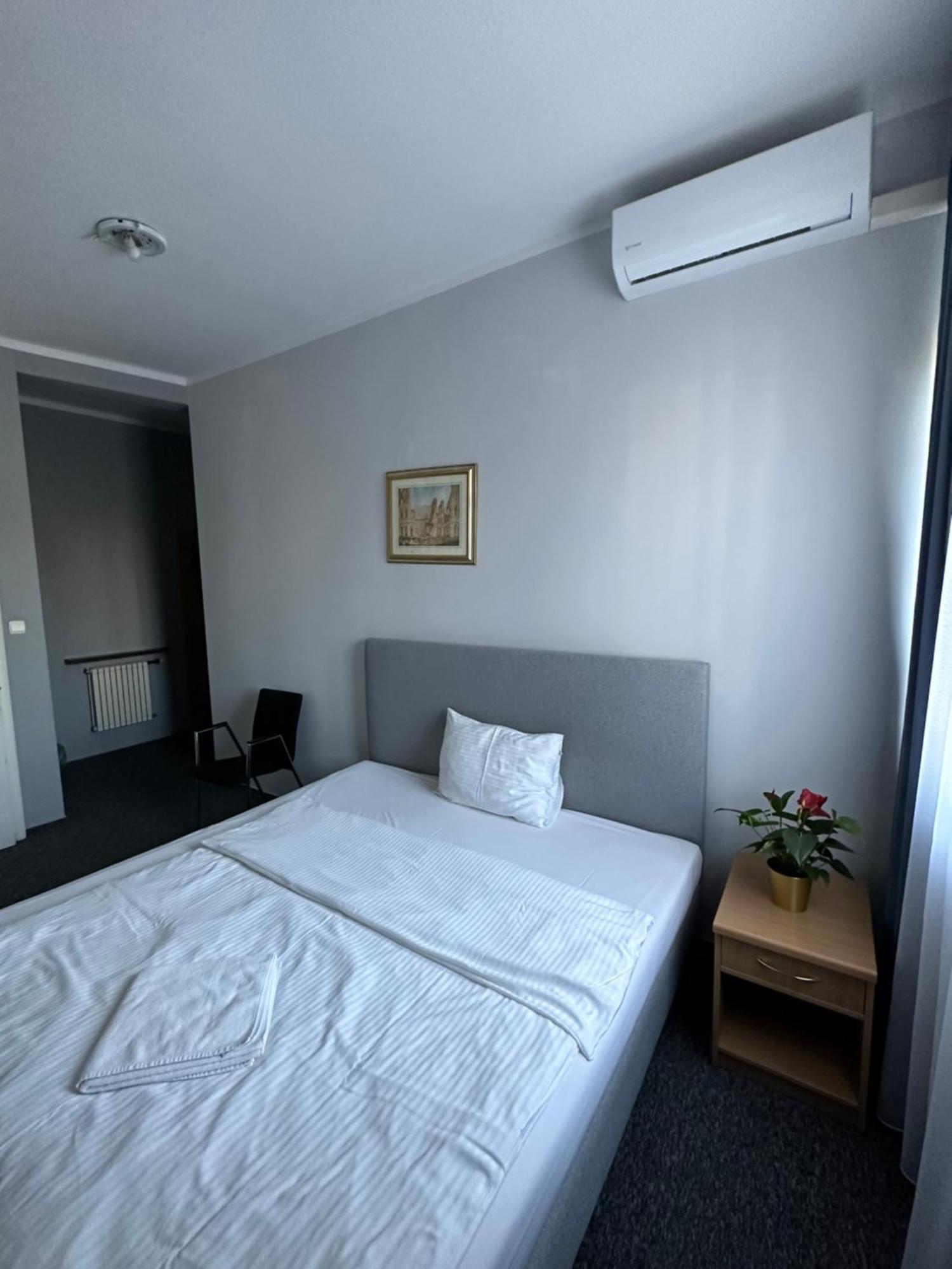 Lezzet B&B Pokoj Goscinny & Turkishrestaurant Warszawa Exteriör bild